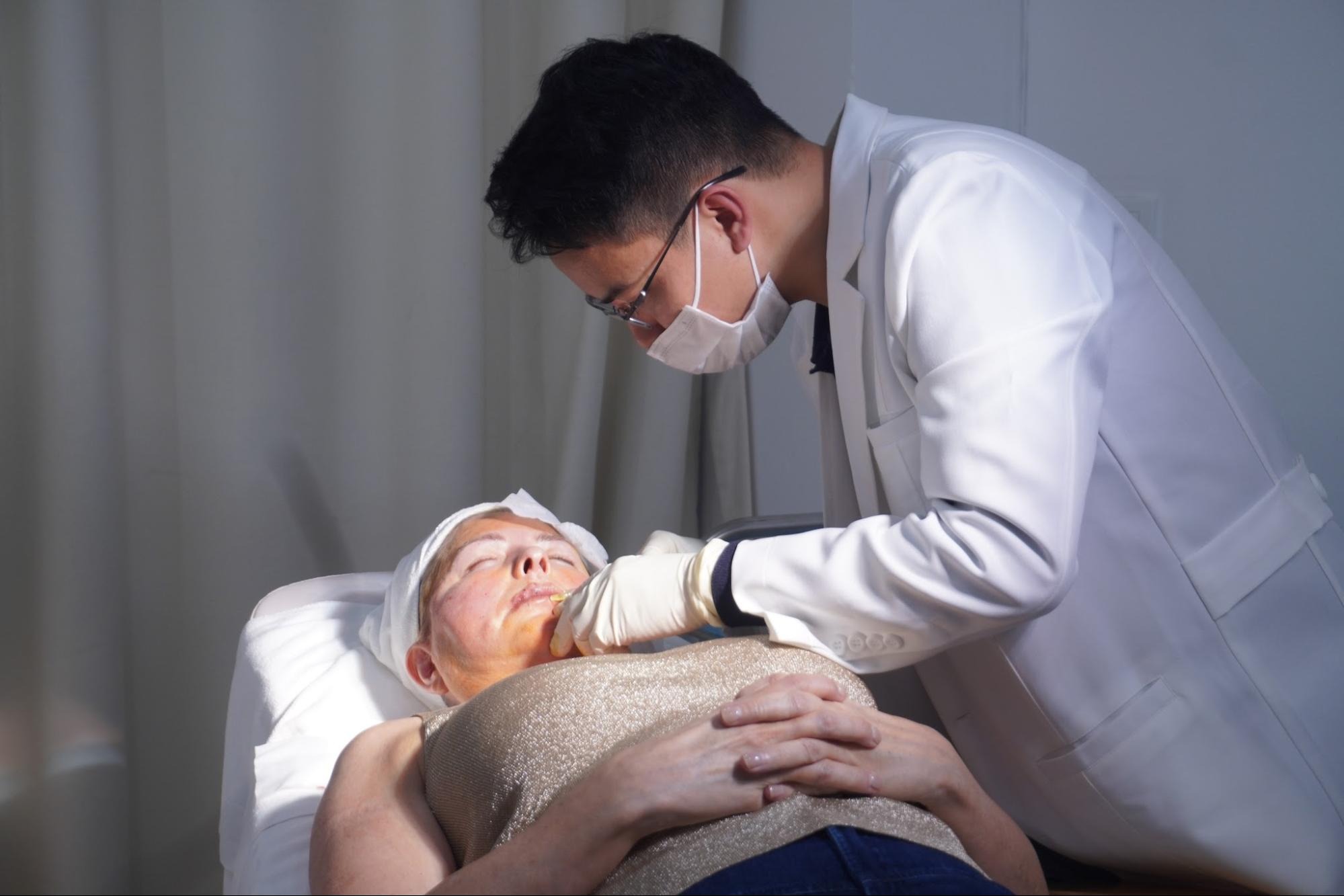 Có nên căng da mặt không? Những ai nên và không nên thực hiện? có nên căng da mặt không