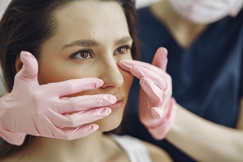 Nâng mũi bao lâu thì được cúi đầu & những tư thế sinh hoạt chuẩn y khoa nâng mũi bao lâu thì được cúi đầu