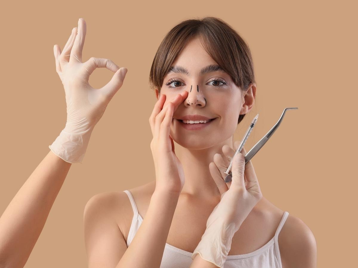 Nâng mũi bao lâu thì được trang điểm? Lưu ý quan trọng từ bác sĩ nâng mũi bao lâu thì được trang điểm
