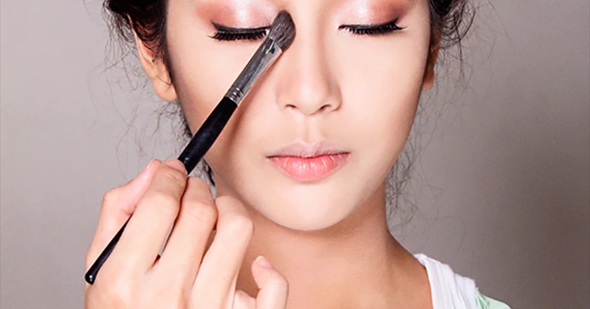 Nâng mũi bao lâu thì được trang điểm? Lưu ý quan trọng từ bác sĩ nâng mũi bao lâu thì được trang điểm