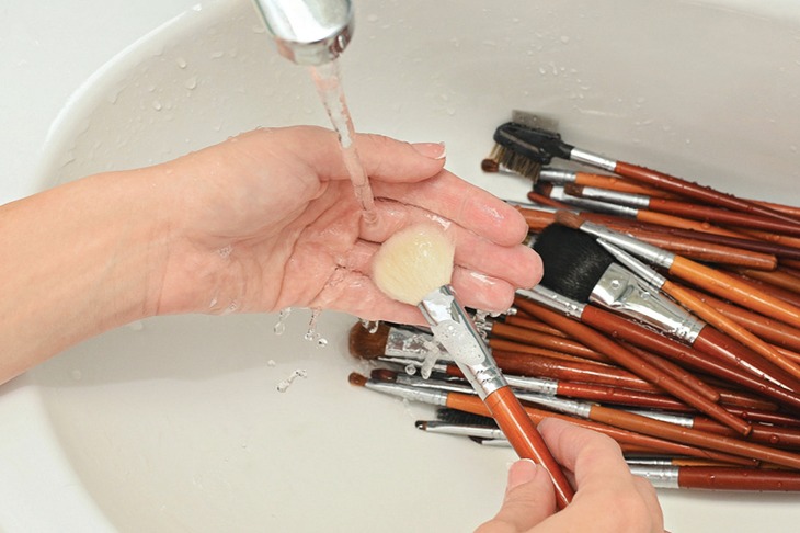 Nâng mũi bao lâu thì được trang điểm? Lưu ý quan trọng từ bác sĩ nâng mũi bao lâu thì được trang điểm