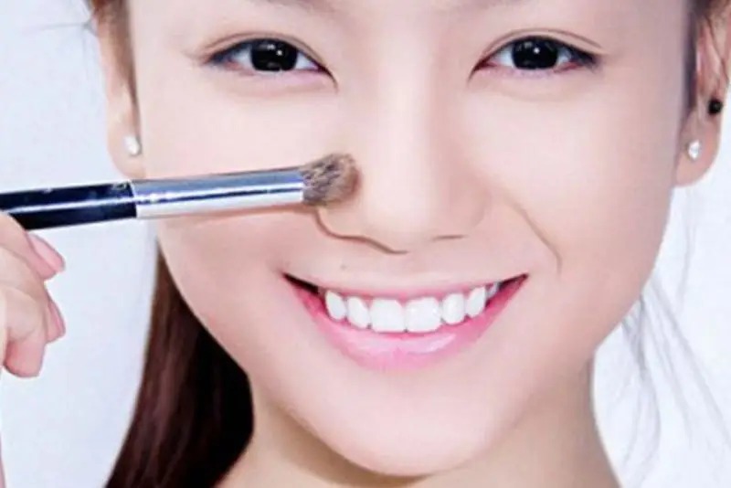Nâng mũi bao lâu thì được trang điểm? Lưu ý quan trọng từ bác sĩ nâng mũi bao lâu thì được trang điểm