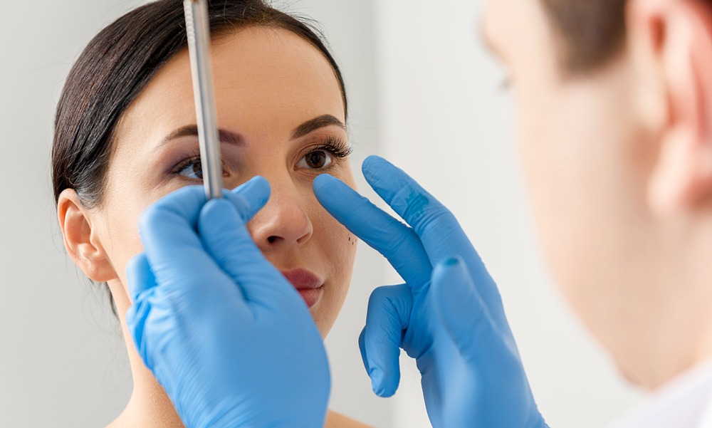 Nâng mũi bị sưng một bên thường do đâu? Nguy hiểm không? Cách xử lý kịp thời Nâng mũi bị sưng một bên có nguy hiểm không?