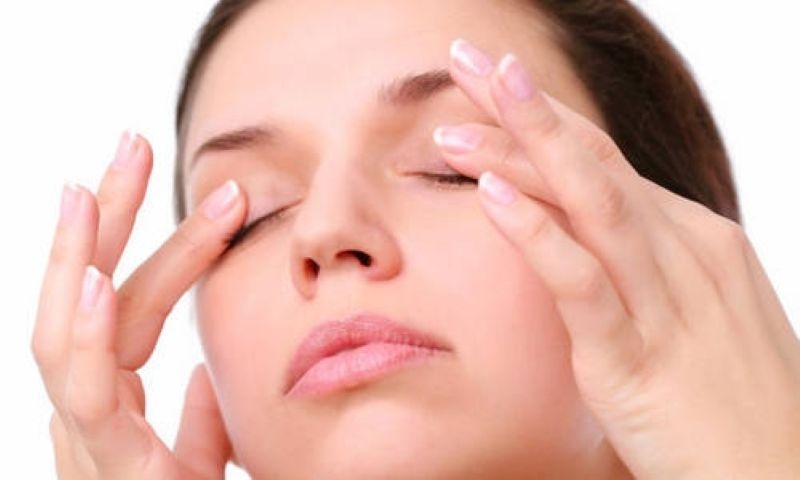 Sụp mí mắt: Nguyên nhân và phương pháp khắc phục hiệu quả Các phương pháp khắc phục sụp mí mắt tại nhà