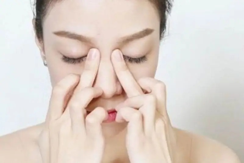 7+ bài tập thu nhỏ cánh mũi tại nhà đơn giản, dễ thực hiện Vuốt sống mũi xuống cánh mũi